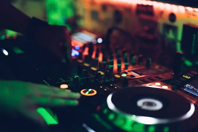 DJ & sound · Image 1